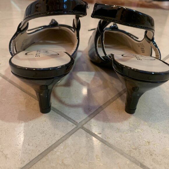 New - Life Stride Simply Comfort patent leather heels with an adorable bow - Picture 5 of 6